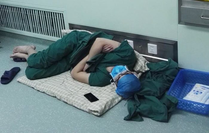 Фотографія сплячого хірурга сьоrодні розлетілася по всій мережі. Після цього лікаря оголосили національним героєм