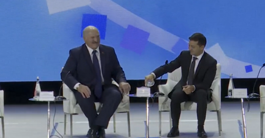 “А ви не соромтеся!” Зеленський змусив Лукашенка реготати на форумі в Житомирі! (Відео)