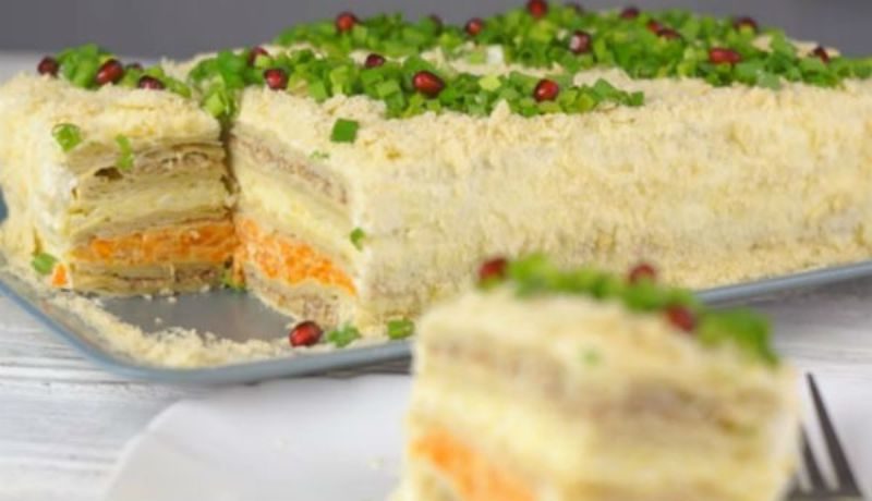 Салато-торт “Наполеон” – поєднав найкраще від торта і салату! Неймовірна страва з рибою і вершковим сиром на ніжному листковому тісті – просто нереально смачно!