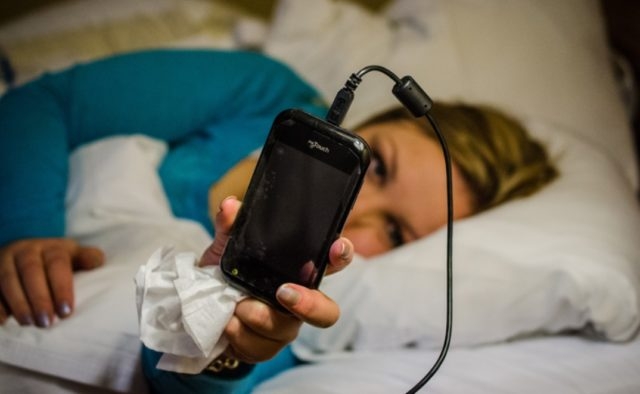 Експерти назвали небезпеку нічної зарядки смартфона!