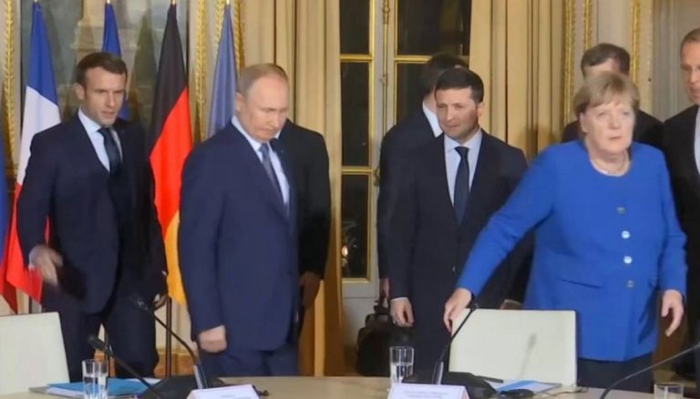 Кілька хвилин тому Меркель і Макрон встали і вийшли, почалось найважиливіше. Зеленський і Путін лишились двоє, дивіться що зараз відбувається в Парижі