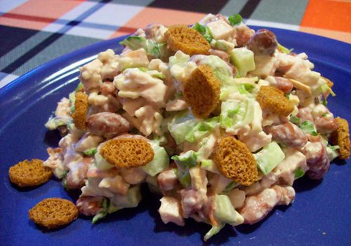 Приголомшливо смачний салат «Палочка-виручалочка»: ніколи не приїдається!
