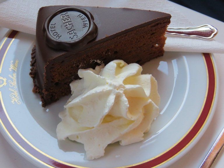 Незвичайний австрійський торт! Ніжний і ароматний, з насиченим шоколадним смаком!