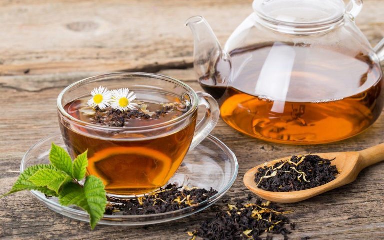 Чаю буває забагато! Експерти назвали 7 ознак надмірного вживання чаю!