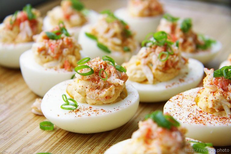 Яйця фаршировані крабовими паличками — закуска, яка виходить дуже смачною і ніжною!