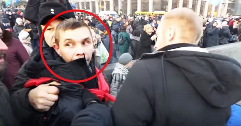 Саме цей чоловік з червоно-чорним прапором на плечах жбурнув у Порошенка декілька яєць на Майдані