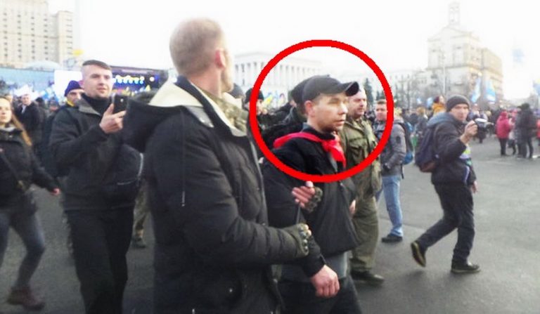 Приїхав зі Львова. Стало відомо, хто жбурляв яйцями на Майдані у Петра Порошенка на акції “Червоні лінії”
