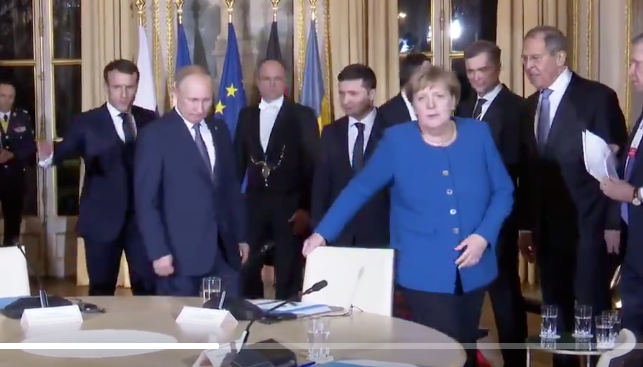 Зеленський потиснув руку Путіну під час знайомства