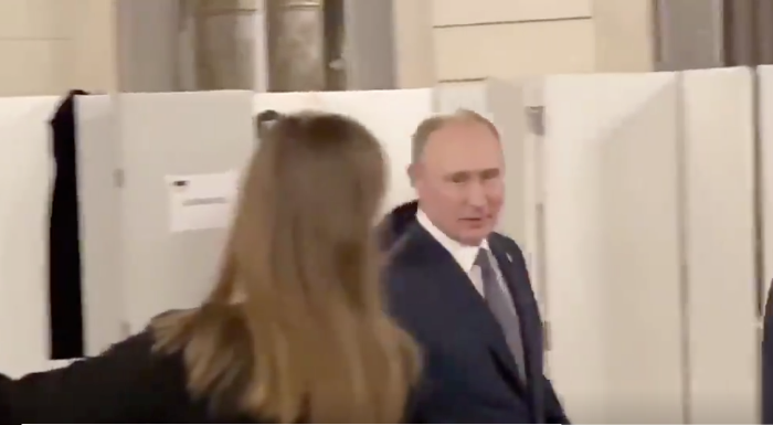 «Хорошо! По-деловому»: довольний Путін вийшо з кімнати і розповів про зустріч із Зеленським