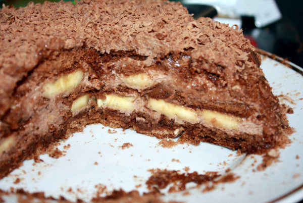 Смачно, швидко і неймовірно просто! Простий рецепт смачного шоколадно – бананового бісквітного торта!