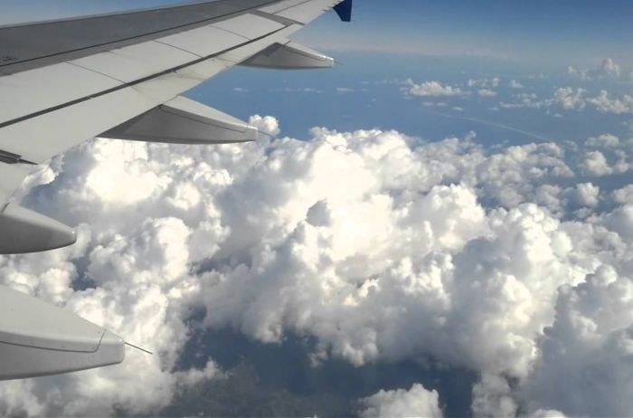 Пасажири літака сфотографували людину, яка йде по хмарах