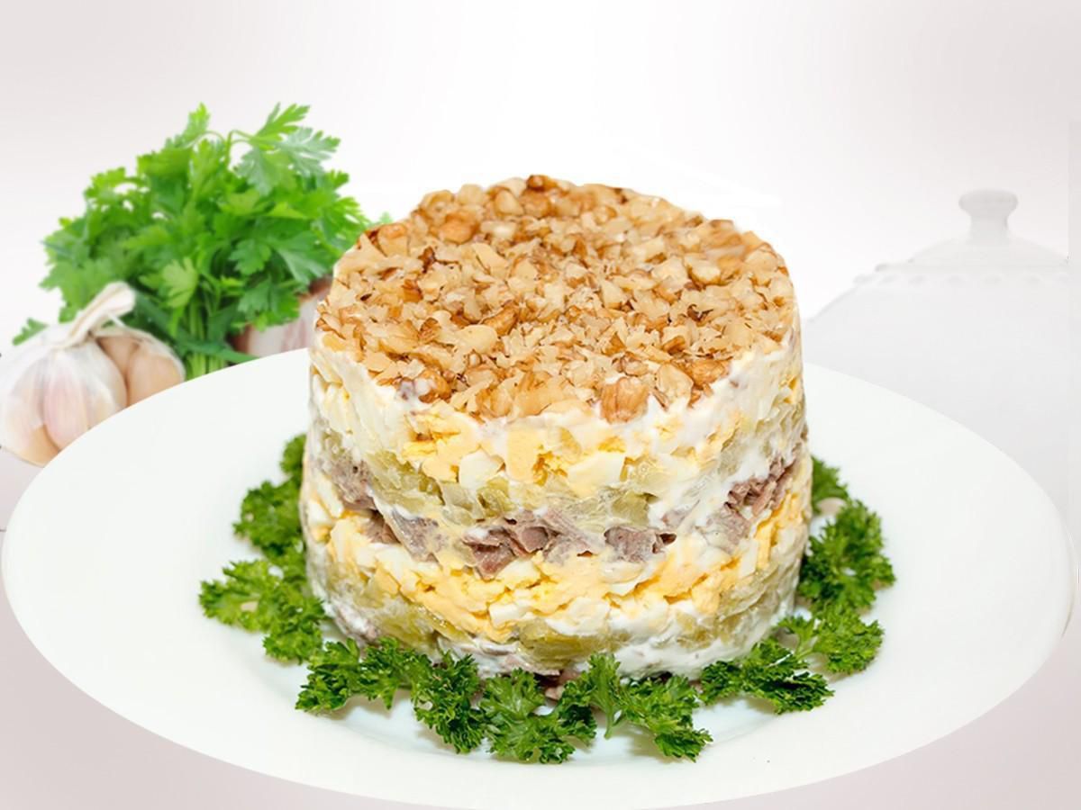 Апетитний м’ясний салат з горіхами — легкий і простий у приготуванні рецепт!
