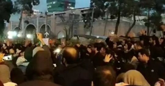 У Тегерані почалися масштабні протести через збитий Іраном український літак. Тисячі людей вже на вулиці