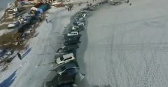 В Росії рибалки припаркували близько 30 автомобілів і самі пішли рибалити! Але щось пішло не так… (відео)