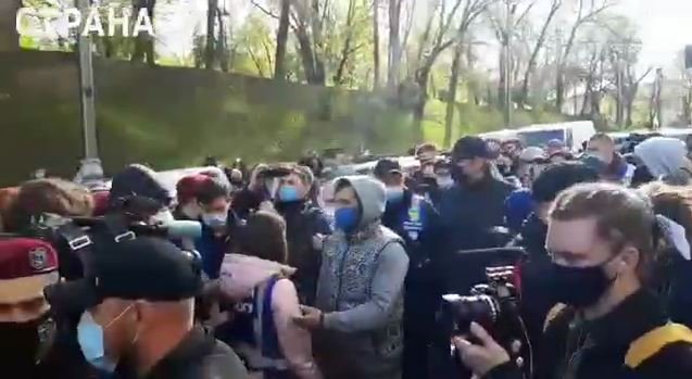 КИЇВ ЗАРАЗ! Тисячі людей ПРИЄДНАЛИСЯ на протест підприємців: ПОЧАЛИСЯ СУТИЧКИ, заблоковано вул.Грушевського (ВІДЕО)