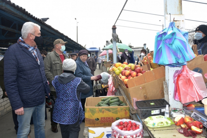 “Треба вчитися жити і працювати в нових умовах”! Зеленський дав доручення відкрити продуктові ринки!