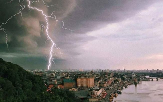 Київ засипало градом і залило потужними зливами: негоду зняли на відео