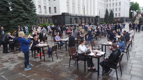 Ресторанний протест під офісом Президента – Банкову заставили столиками з їжею. ВІДЕО+ФОТОрепортаж