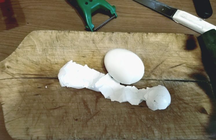 Корисно знати! Під час варіння яєць кладу в воду 2 інгредієнта і шкаралупа потім сама відпадає!