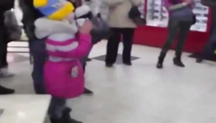 У Краматорську в супермаркеті дівчинка заспівала гімн України. І тут понеслося …