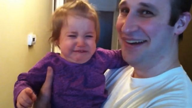 Її тато щойно збрив свою бороду. Реакція дочки розсмішить кого завгодно!