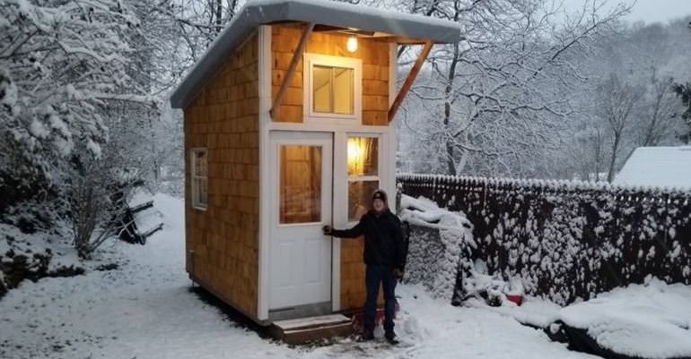 13-річний хлопчик самостійно побудував на задньому дворі свій власний міні-будинок!