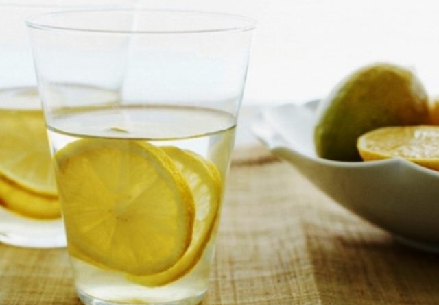 Пийте щоранку теплу воду з лимоном – це дуже корисно, але не повторюйте одну помилку, яку роблять усі…