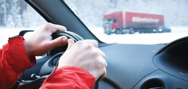 Бережіться! Експерти пояснили, чому в машині небезпечно їздити в зимовій куртці!