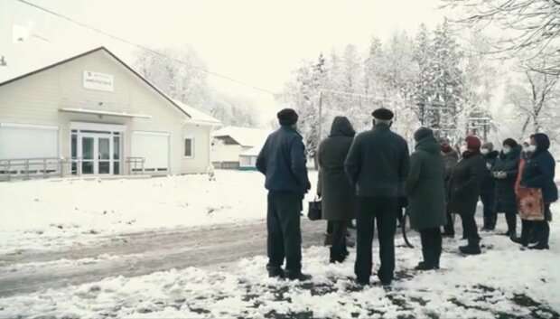 Українське село залишилося сам на сам з пандемією після сmерті лікаря: “Лежать родинами”