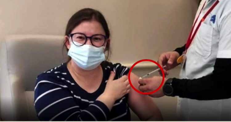 Українка першою вакцинувалася від ковіду: подивіться скільки це коштує та як її самопочуття після вакцини
