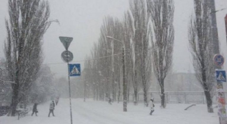 Терміново водіям! Через снігопади в Україні заборонили проїзд низкою доріг: список!