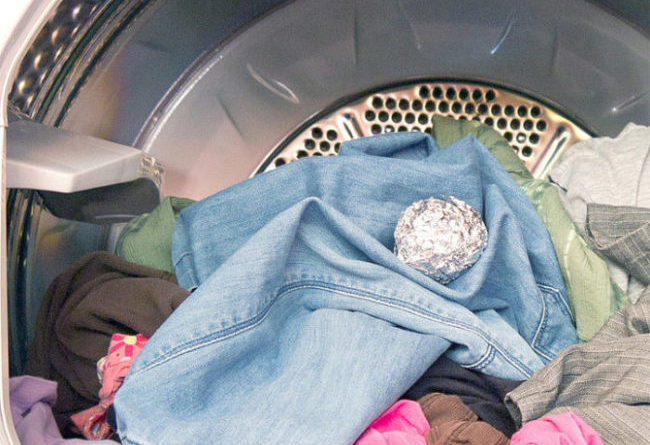 Ось, що станеться, якщо кинути в пральну машину кульку з фольги! Результат просто вражає!
