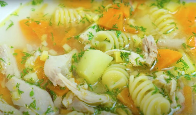 Приголомшливо смачний курячий суп — всім точно сподобається!