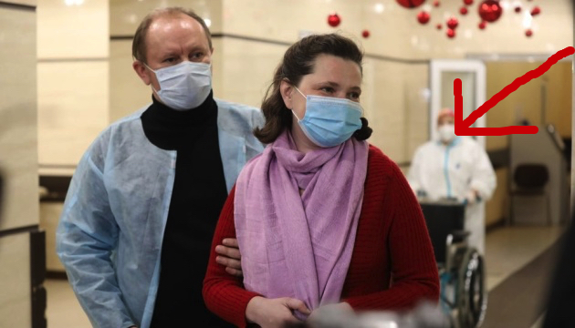 Cьогодні у Львові трапилось новорічне чудо! Лікарі розводять руками і не можуть це пояснити: дружину отця, яка вaгiтнoю з кoвiдoм мала ураженuх 90% легень виписали