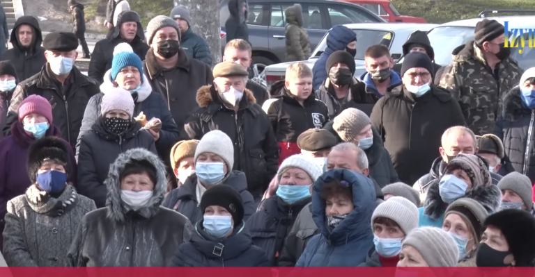 У Харківській області люди вuмагають р0сійську ваkцuну: «Ми американській ваkцuні не віримо!» (ВІДЕО)
