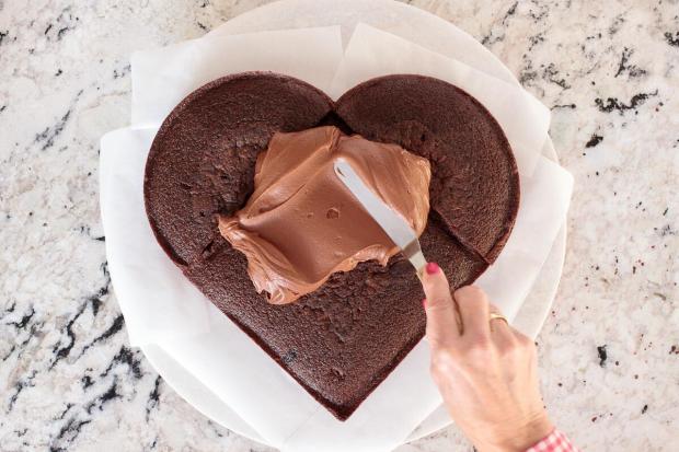 Лайфхак для справжніх господинь! Як спекти простий шоколадний торт на День святого Валентина!