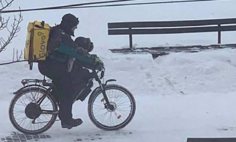 «Мозок відсутній»? У Мережі активно обговорюють фото чоловіка на велосипеді з рюкзаком і дитиною на рамі