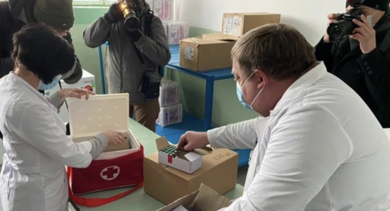 Люди які вчора першими вакцинувались терміново звернулись до українців і розповіли як почуваються зараз