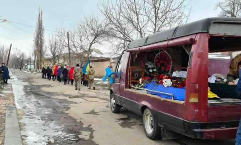 “Море сліз та біль втрати”: на Одещині в останню дорогу провели хлопця який 3 дні назад потрапив у кулементий обстріл
