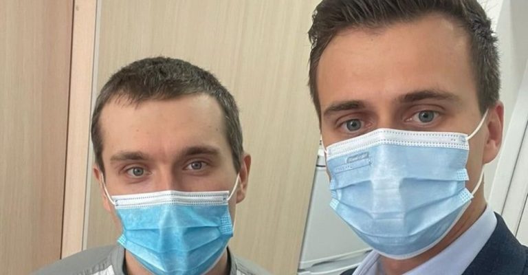 В Україні щойно вакцинували від коронавірусу першу людину: подивіться хто отримав щеплення