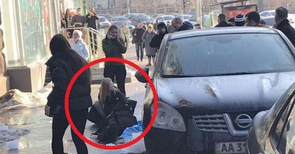“Хто ж буде відповідати перед законом за це?!” У центрі Києва на дівчину впала величезна брила льоду. Пішоходи намагаються її врятувати