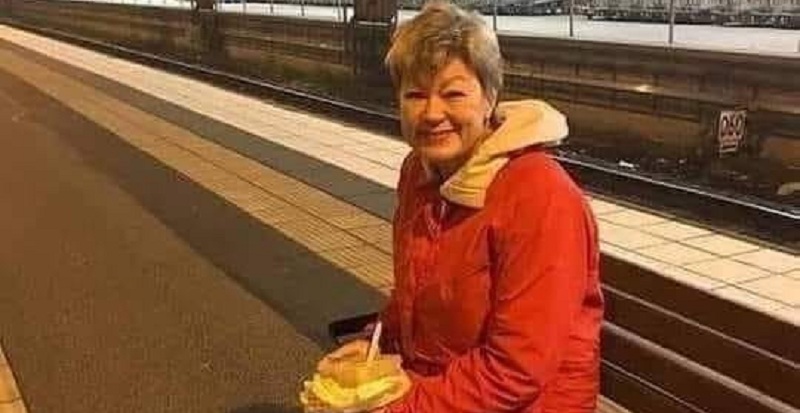 Ви ніколи не вгадаєте хто ця жінка! Вона повертається додому і чекає на потяг, купила собі сендвіч…