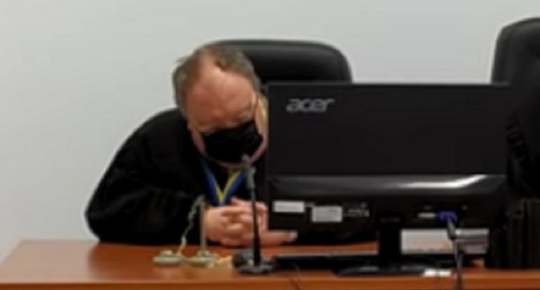 «Чую, хтось хропить»: Суддя Євстафієв заснув прямісінько під час засідання ВІДЕО