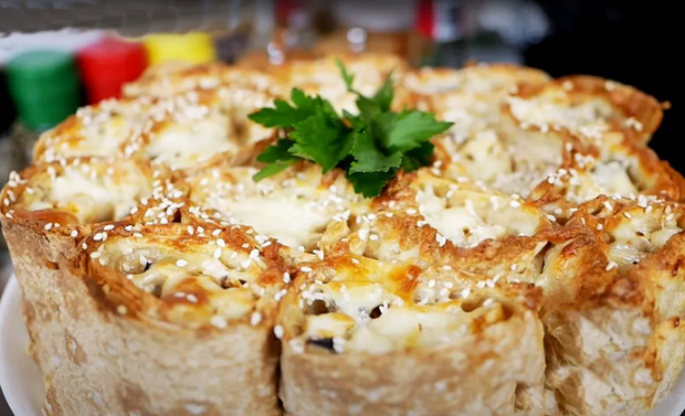 Відірватися неможливо! Аля-шаурма: Рецепт ледачого пирога з куркою і грибами в лаваші!