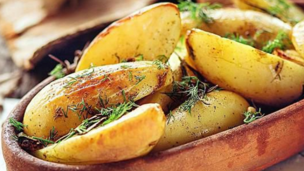 Дуже смачно! Цікавий рецепт картоплі в духовці зі сметанним соусом!