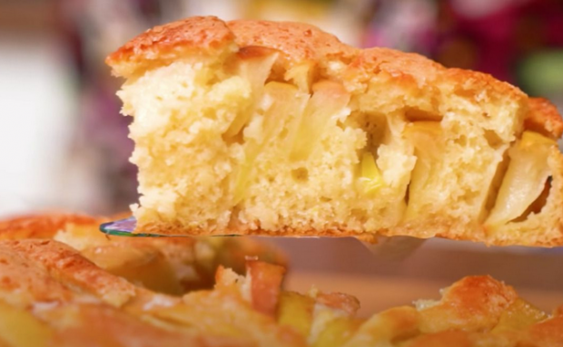 Лише спробуйте! Найпростіший яблучний пиріг на швидку руку – ніжний, м’який і ароматний з хрусткою скоринкою!