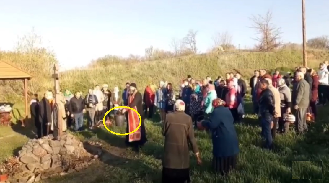 Облив людей з відра: у Харківській області священник незнайшовши кропила просто взяв і вилив всю воду на людей прямо з відра (відео)
