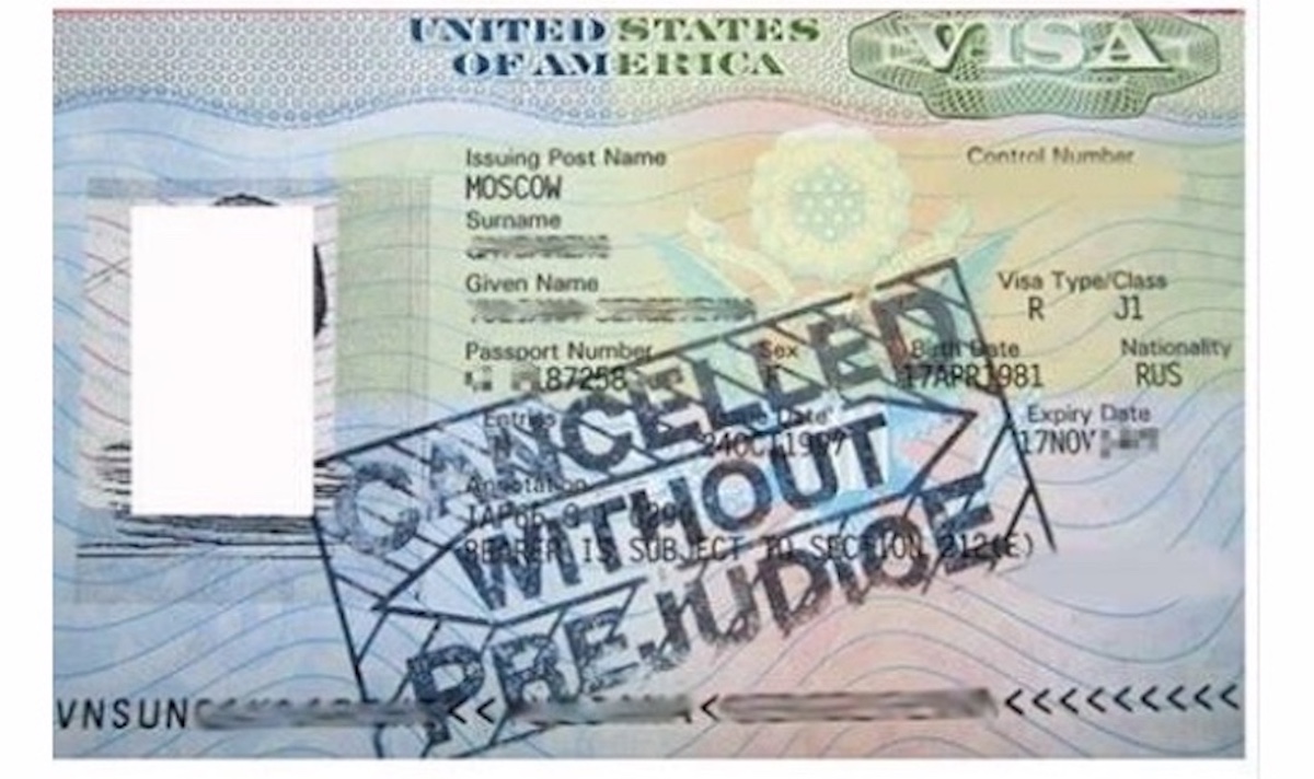 “Імміграційний офіцер, гортаючи паспорт, ввічливо запитав, а де мовляв відмітка про перетин української кордону….”