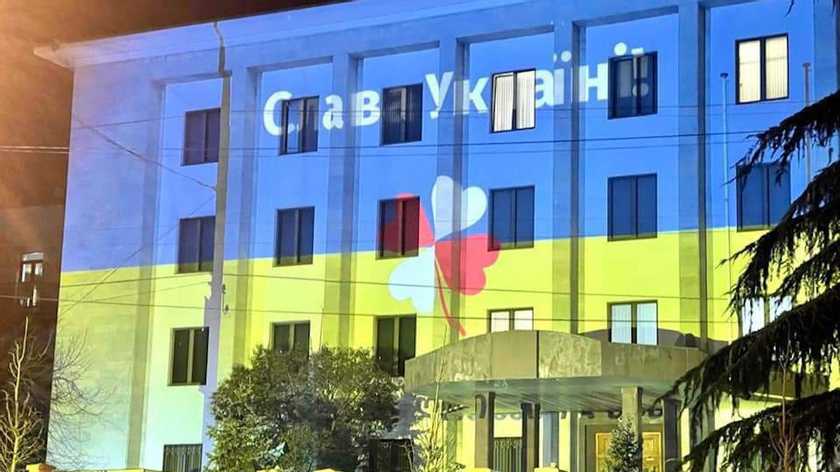 “Слaвa Укpaїнi”: декілька хвилин тому будiвлю сeкцiї Росiї у Тбiлiсi пiдсвiтuлu у жовто-блакuтні кольорu