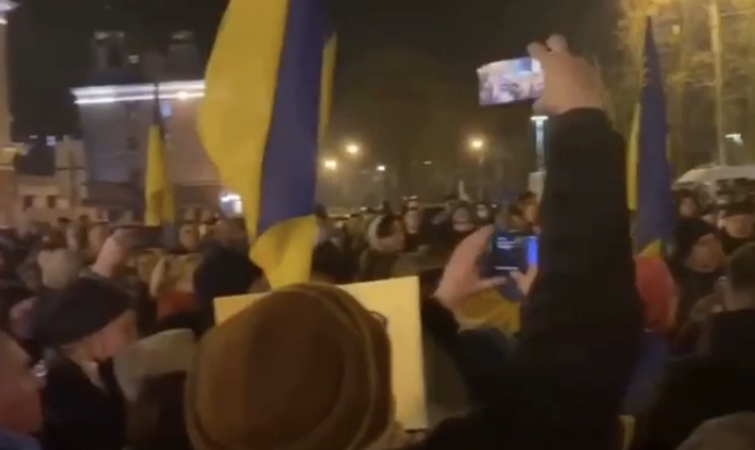 Українці декілька хвилин тому на це наважились! Тисячі людей, встали з ліжка, зібрались і вийшли на вулиці, щоб підтримати суверенітет України